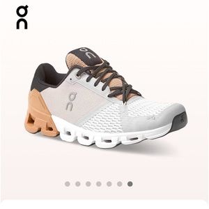 Womens OnCloud Cloud Flyer Shoe. Size 7.5